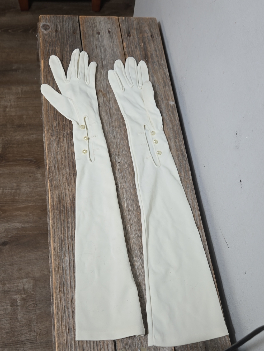 Vintahe Long Ivory Opera Gloves with Pearl Button Detail